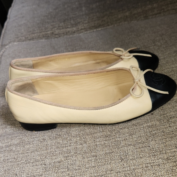 Chanel Women's Tan and Black Ballet Flats - Picture 3 of 14